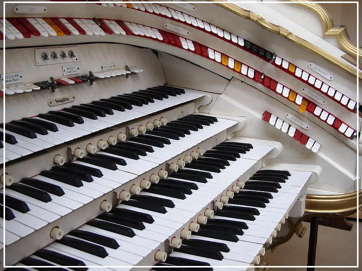 Die 'Mighty WurliTzer' Theaterorgel im Musikinstrumenten-Museum Berlin - ©twhk