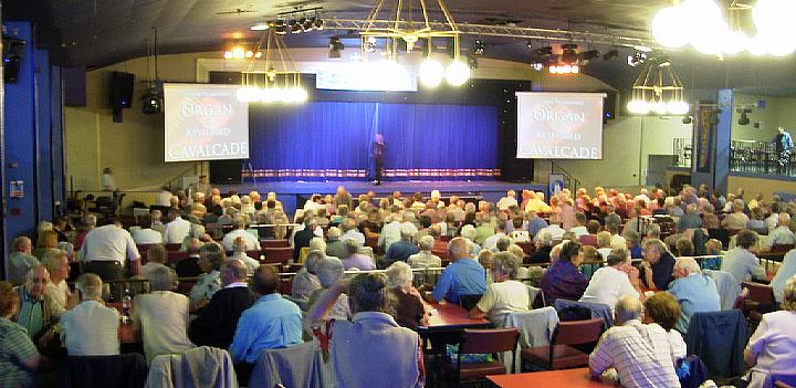 Der Theatersaal im PONTIN's® Holiday Park Blackpool - ©twhk